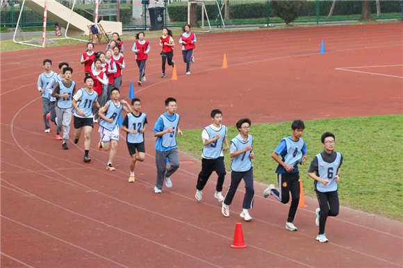 小学生跑步比赛，速度与激情的较量，展现青春活力