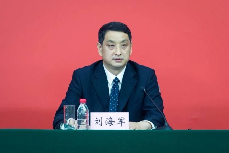 演员戴辉，星光小巷中的美食奇缘与演艺之路